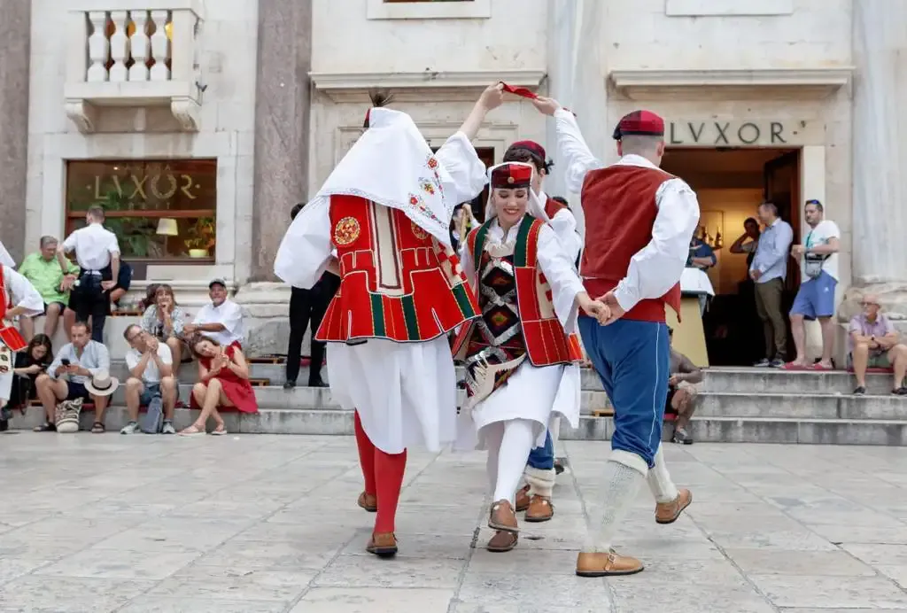 Plesači izvode kolo u dalmatinskim nošnjama