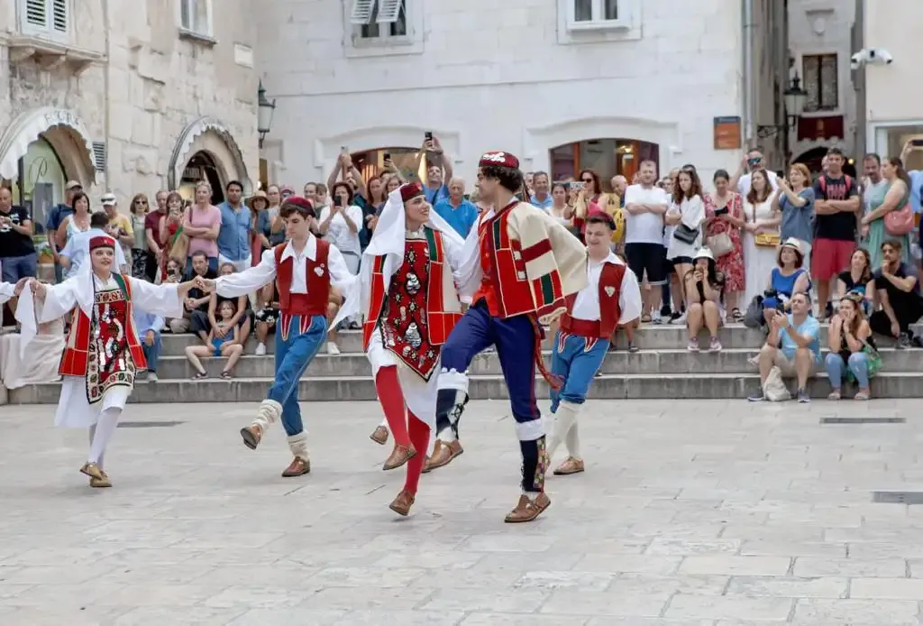 Folklorni ples na Peristilu pred publikom