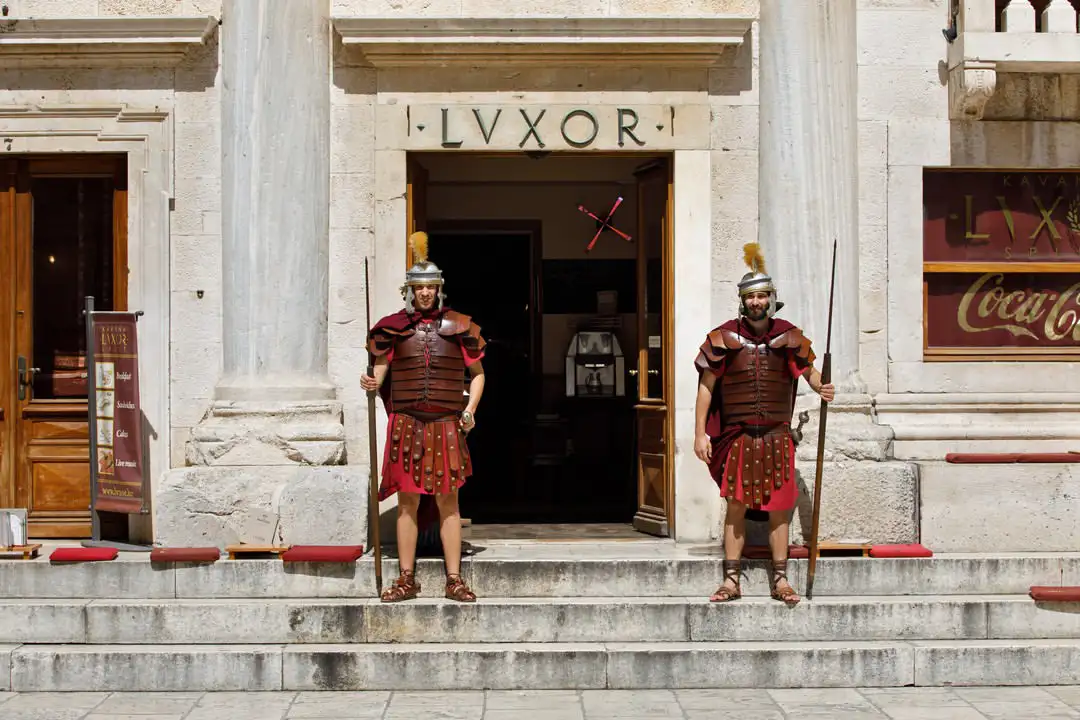 Rimski stražari pred ulazom u Lvxor