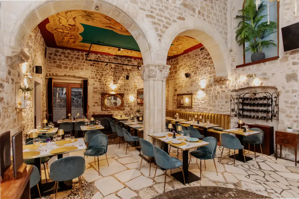 Breakfast, Lunch, or Dinner: A Guide to a Day on Peristil