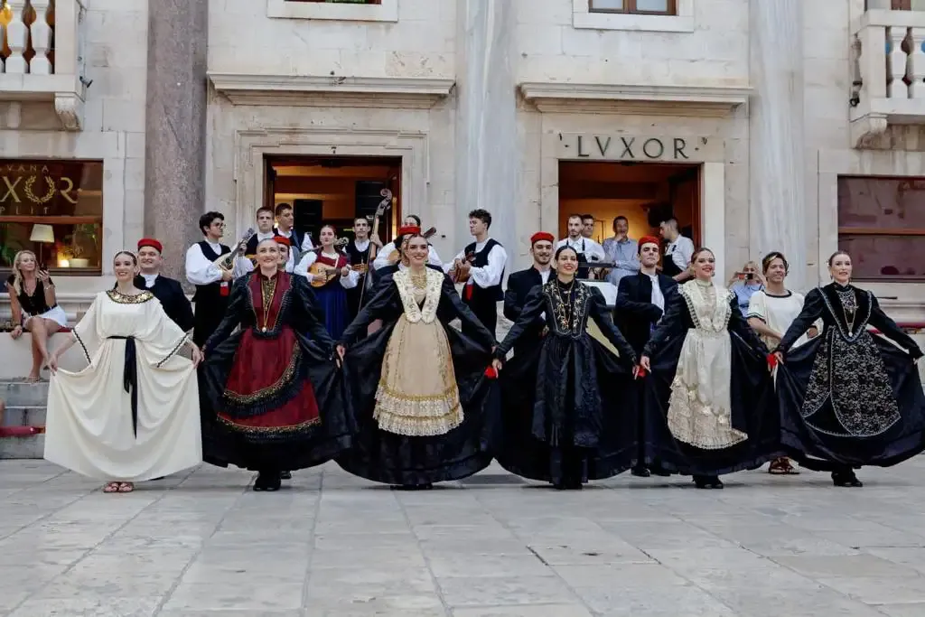 Večer na Peristilu: klapa, folklor i zvuk stare Dalmacije