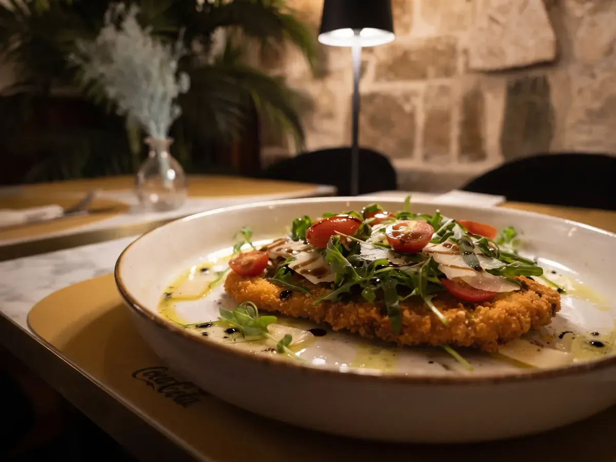 Hrskava piletina Milanese na Peristilu, Café & Restaurant Lvxor Split