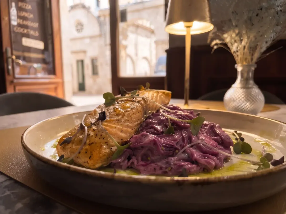 File divljeg lososa s coleslaw salatom na Peristilu, Café & Restaurant Lvxor Split