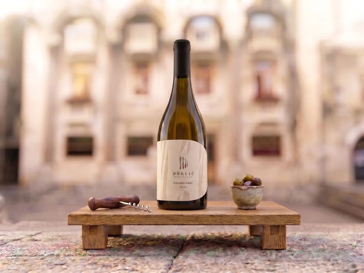 Chardonnay Deklić, bottiglia da 0,75 l sul Peristilio, Café & Restaurant Lvxor Spalato