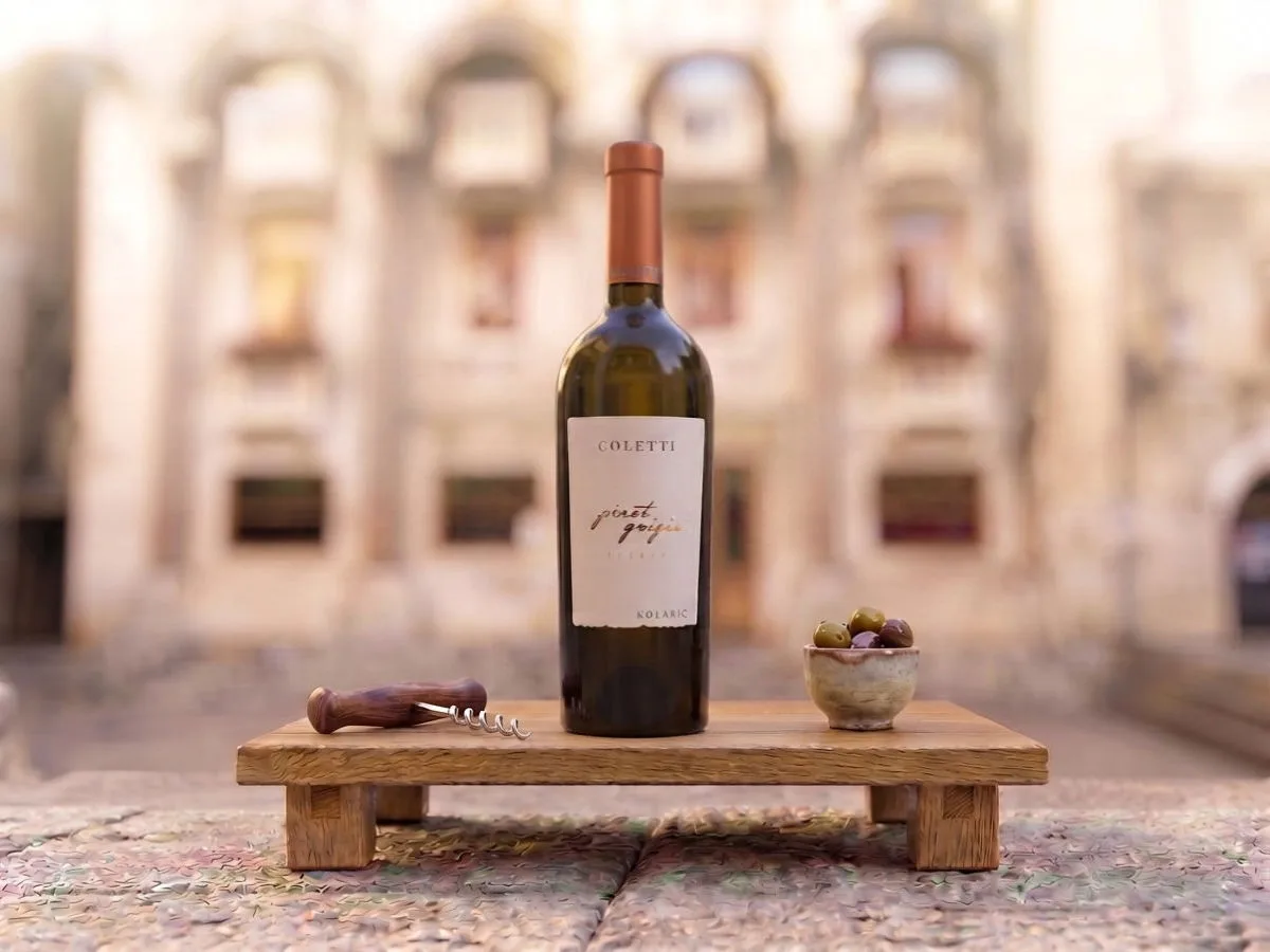 Pinot Grigio Coletti, bottiglia da 0,75 l sul Peristilio, Café & Restaurant Lvxor Spalato