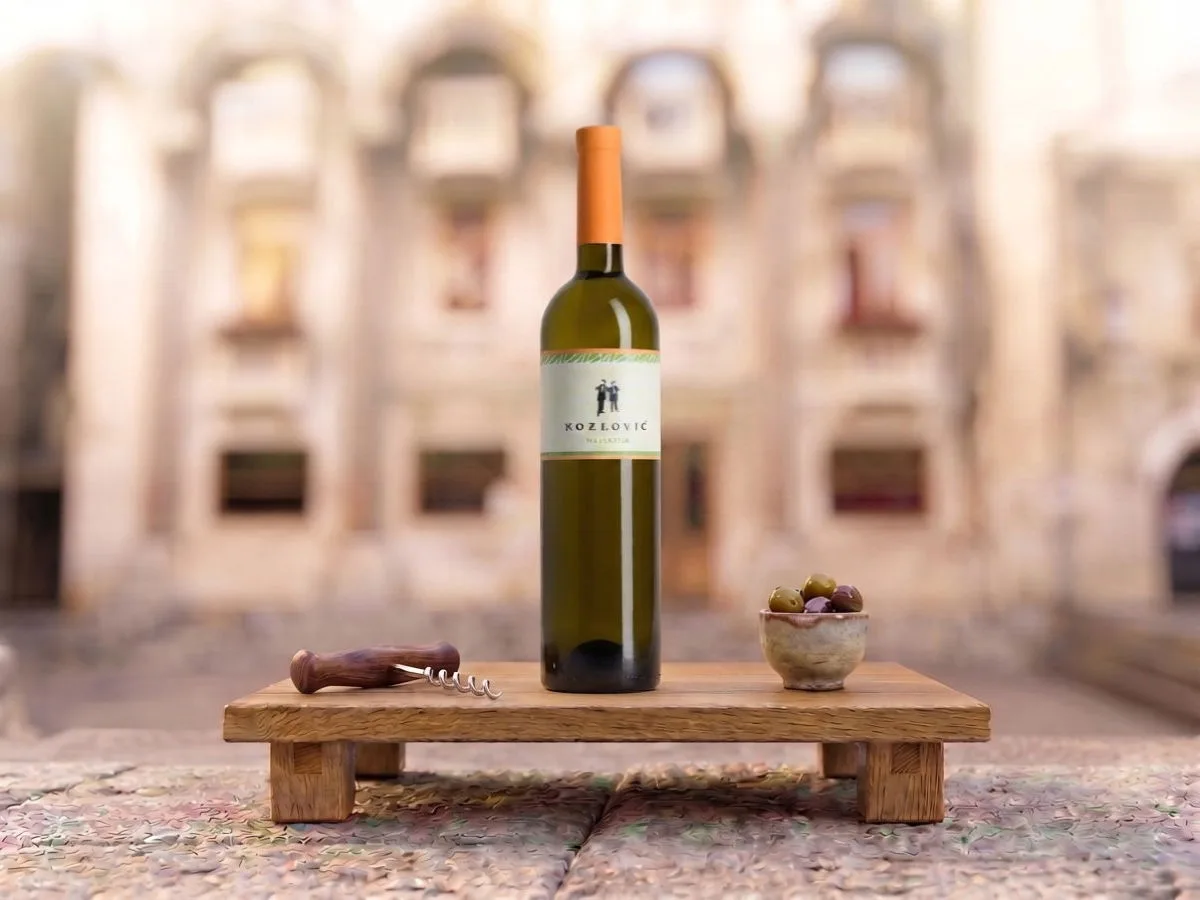 Malvazija Kozlović, bottiglia da 0,75 l sul Peristilio, Café & Restaurant Lvxor Spalato