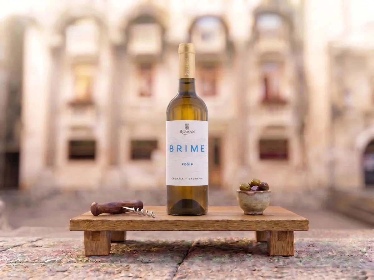Pošip Rizman eco, bottiglia da 0,75 l sul Peristilio, Café & Restaurant Lvxor Spalato